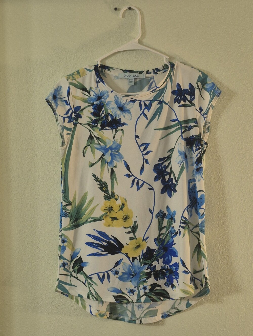 Blue Sol White Floral Cap-Sleeve Tee in Blue & Yellow